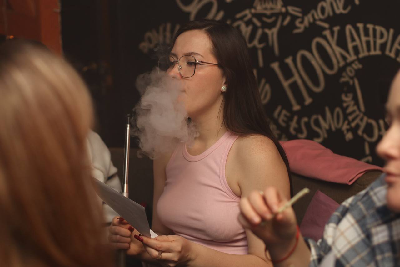 Гостья с кальяном за столом