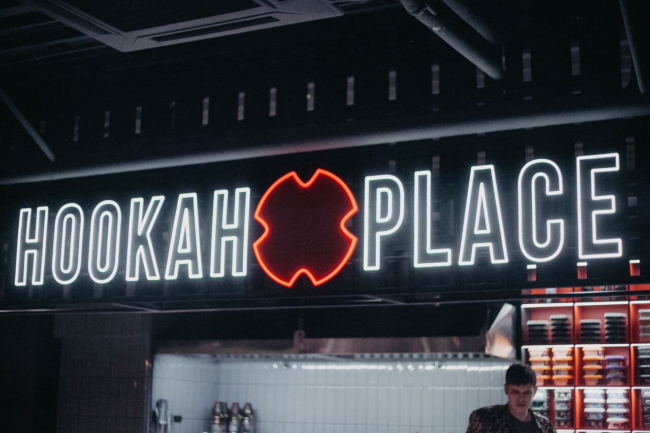 Вывеска Hookah Place над барной стойкой