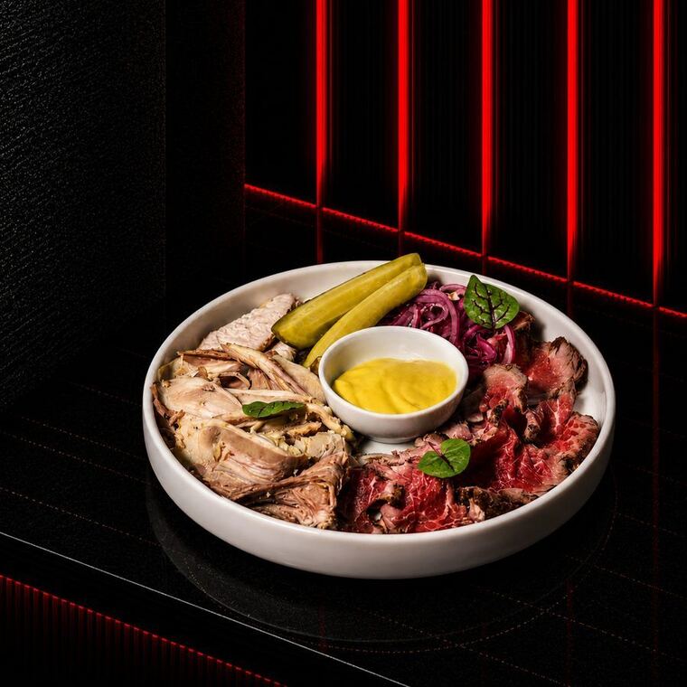 Тарелка мясных деликатесов