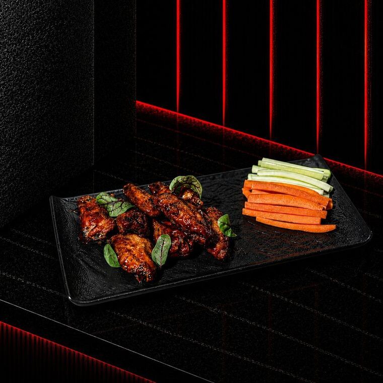 Крылья куриные в чили BBQ с овощными палочками