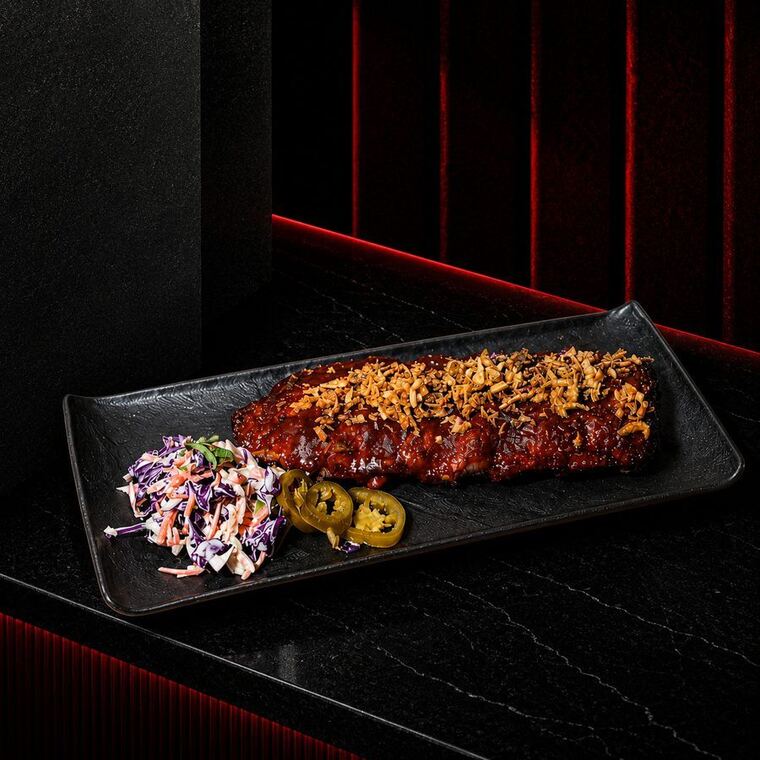 Свиные рёбра BBQ с салатом коул слоу